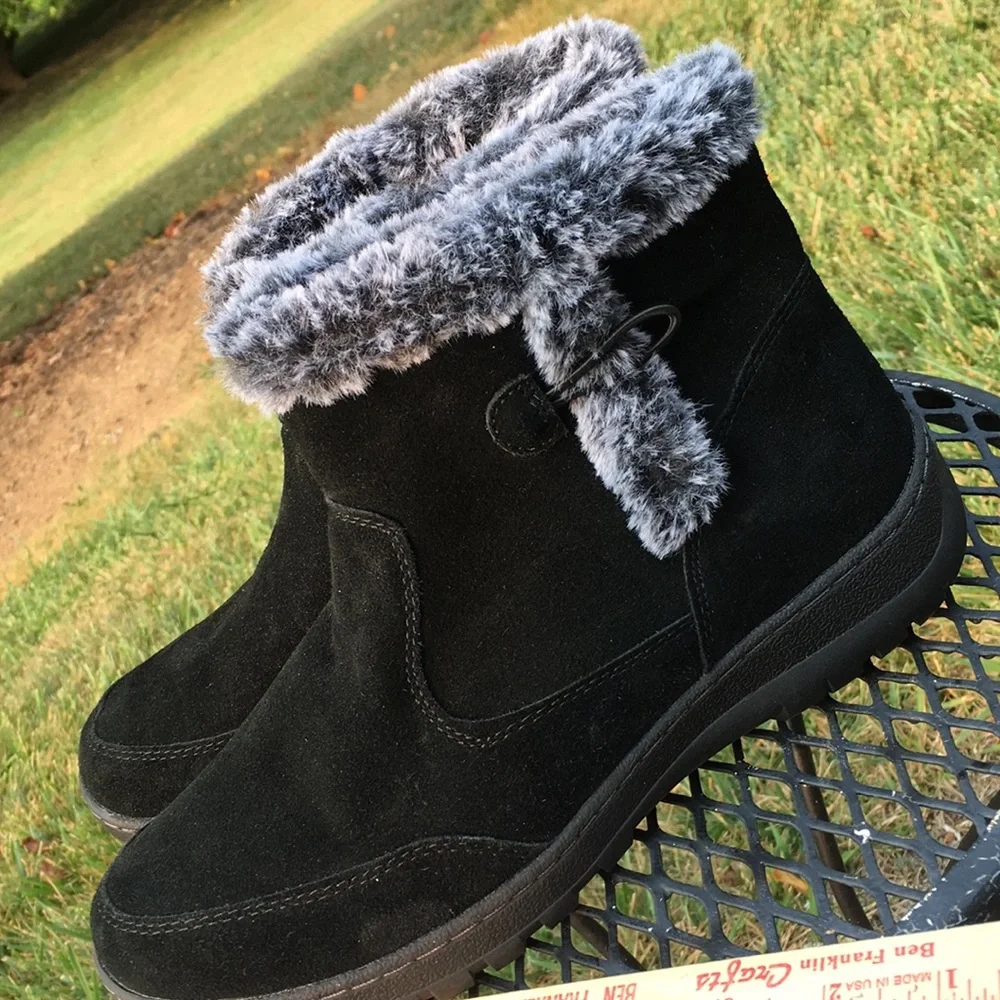 Khombu boot womens short black suede boot size 9.